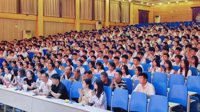举行开学典礼暨上学期表优大会潢川县黄冈实验学校高二年级(图4)