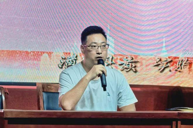 举行开学典礼暨上学期表优大会潢川县黄冈实验学校高二年级(图2)